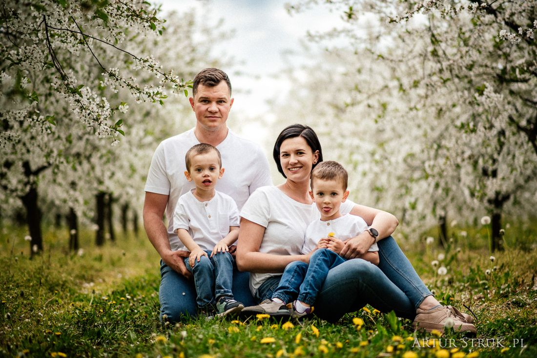 Ania, Michał i ferajna | sesja rodzinna w sadzie